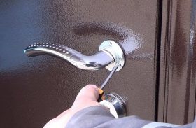 Замена дверной ручки металлической двери в Таганроге